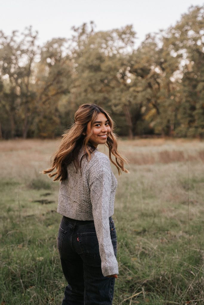 Senior photos at Mount pisgah in eugene, oregon in an open field