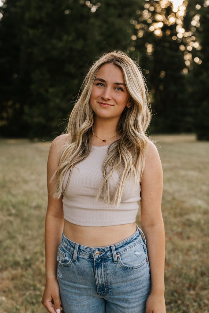 eugene senior photos in a field