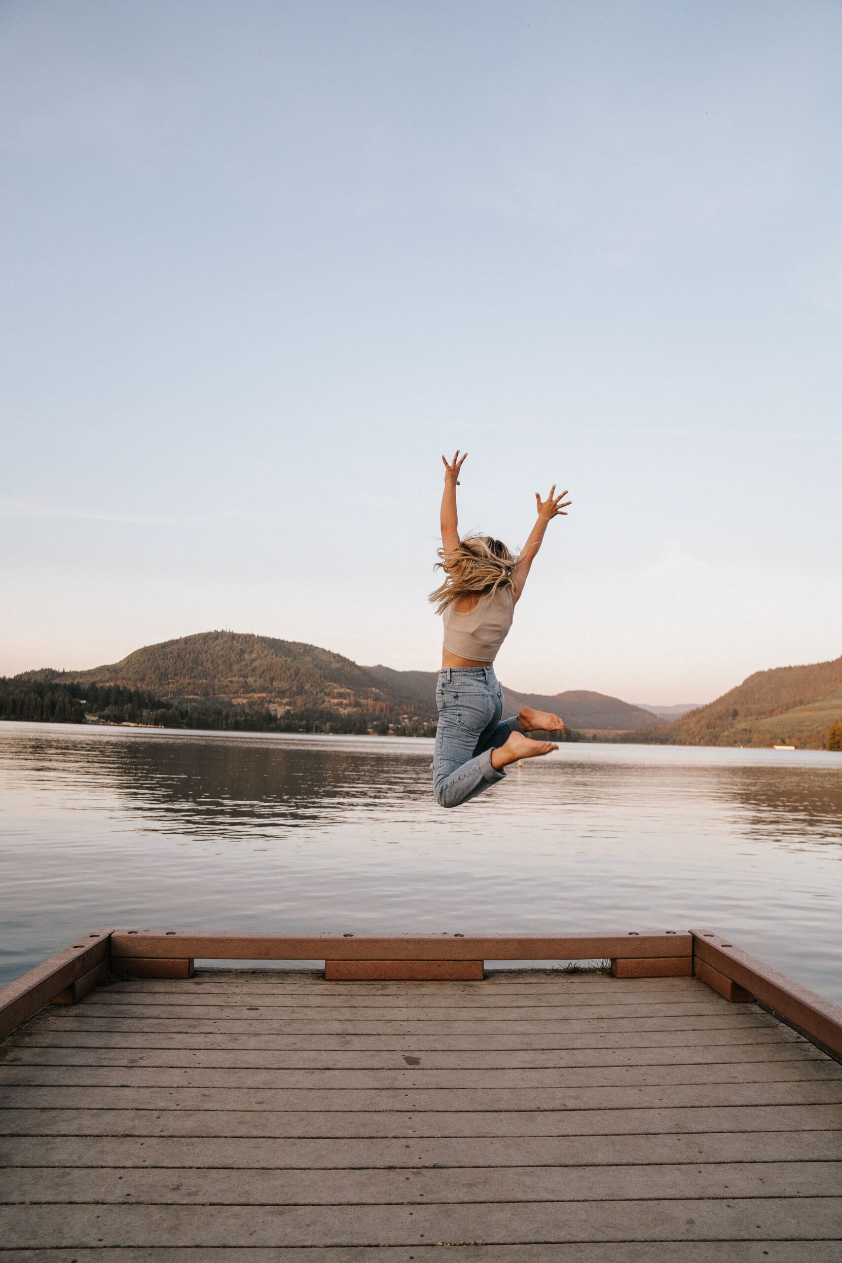 senior posing at a dock on a lake in eugene, oregon