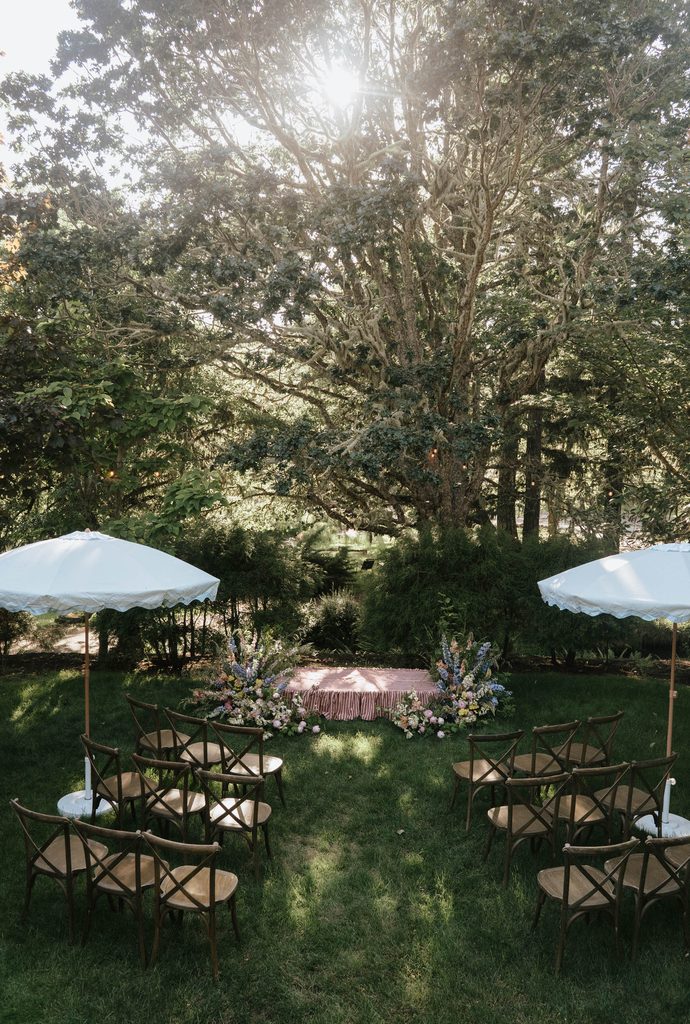 ceremony set up for mount tom house near eugene, oregon
